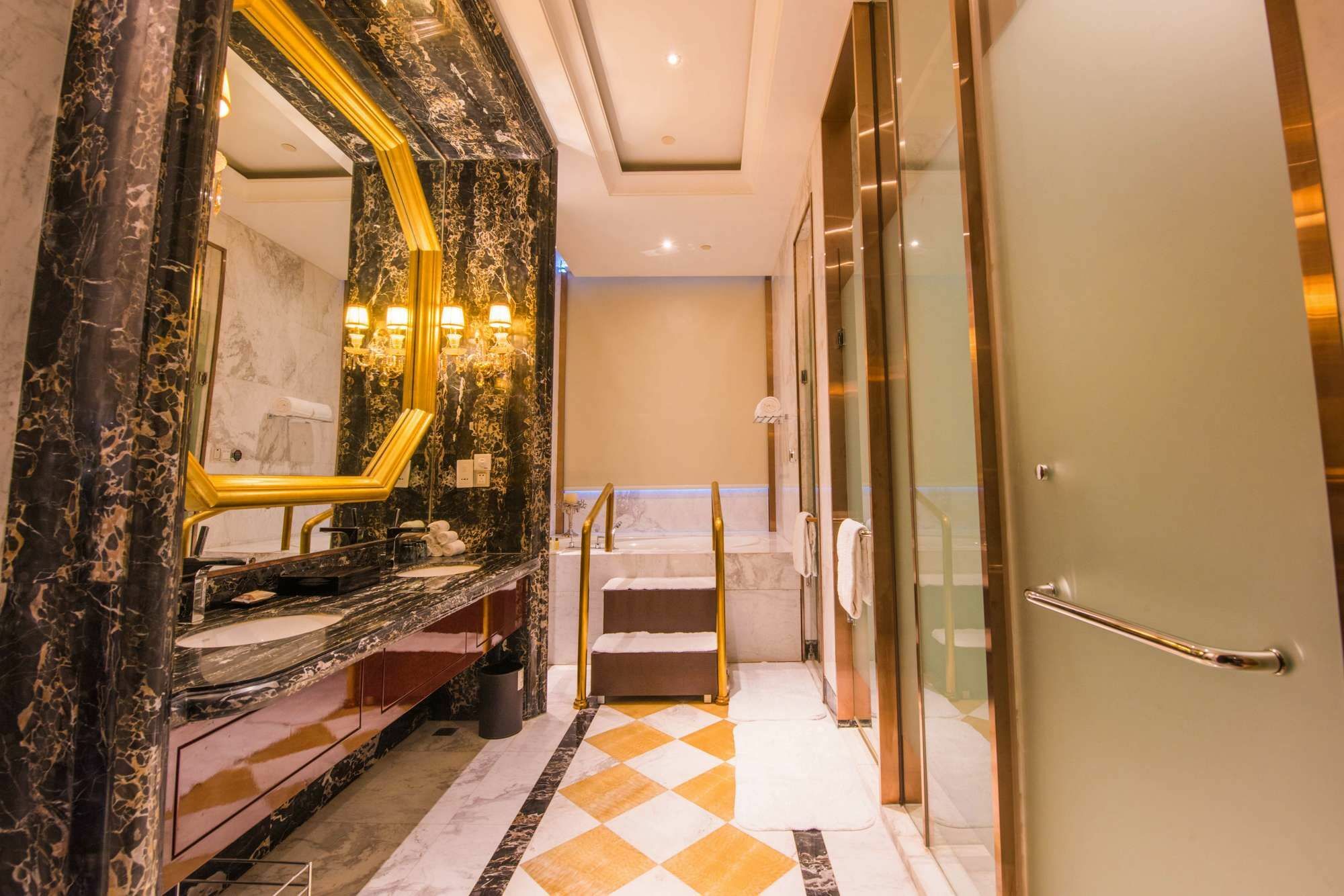Sheraton Zhenjiang Hotel Exterior photo
